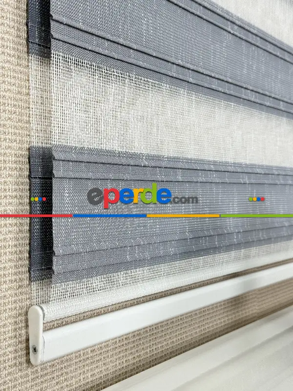 Yatak Odası Gri Yarım Pliseli Zebra Perde, Standart Metal Kasalı Yüksek Kalite Kornişe Kolay Montaj Seçenekli