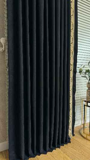 Siyah Altın Fon Perde, Bordürlü Fon Perde, Gold Detaylı Fon Perde, Özel Tasarımdır. Bordür Sonradan Kumaşa Dikildi. Rustik Kornişe Dikiş Seçenekleri Opsiyonel Vardır.
