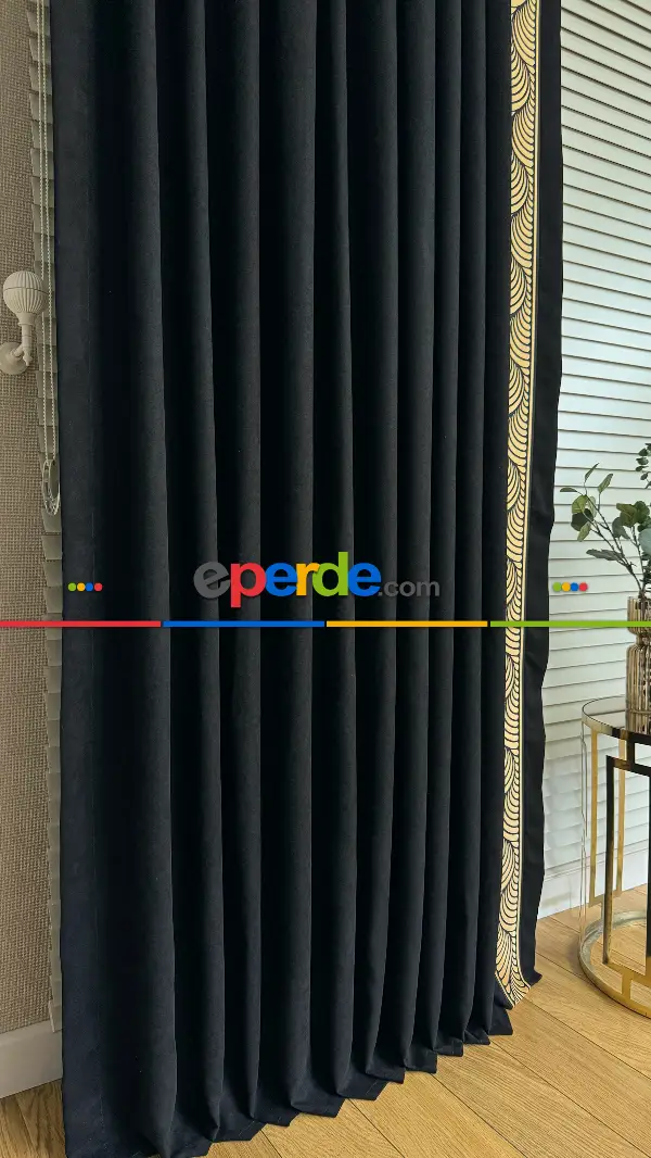 Siyah Altın Fon Perde, Bordürlü Fon Perde, Gold Detaylı Fon Perde, Özel Tasarımdır. Bordür Sonradan Kumaşa Dikildi. Rustik Kornişe Dikiş Seçenekleri Opsiyonel Vardır.