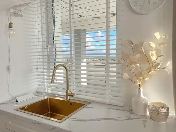 Mutfak 50 Mm Ahşap Görünümlü Kurdela Seçenekli Beyaz Jaluzi Perde - Alev Almaz - Sudan Etkilenmez