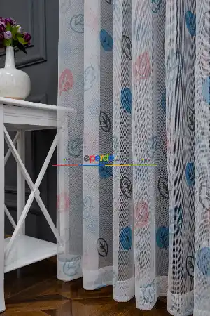 Hazır Ölçülü Petek Zemin Kırmızı Mavi Renkli Yaprak Desenli Grek Baskılı Tül Perde
