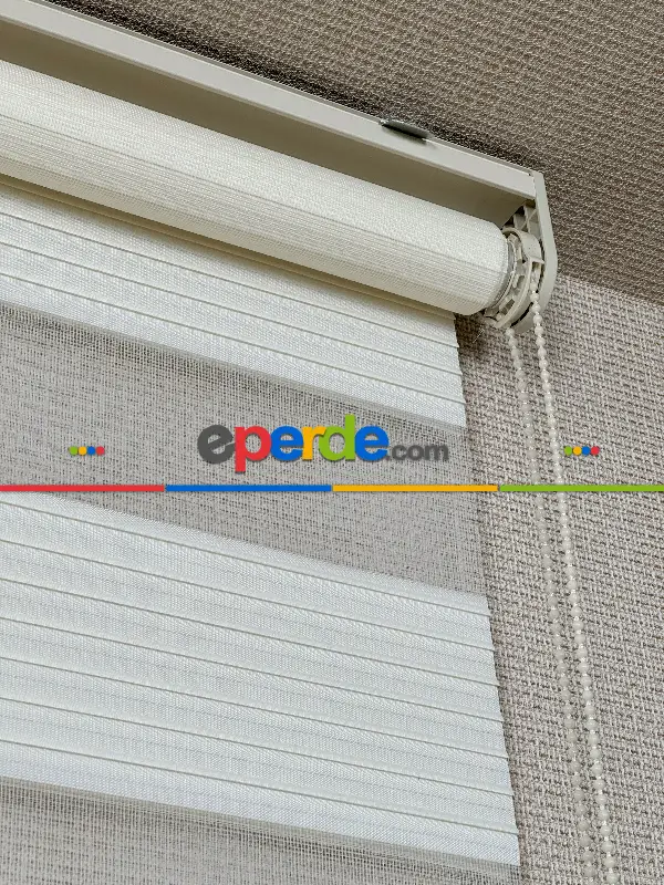 Krem Pliseli Geniş Zebra Perde, Standart Metal Kasalı Yüksek Kalite Kornişe Kolay Montaj Seçenekli