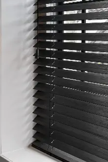 Mutfak 2025 Sezonu - 50 Mm Ahşap Görünümlü Kurdela Seçenekli Jaluzi Perde - Alev Almaz - Sudan Etkilenmez