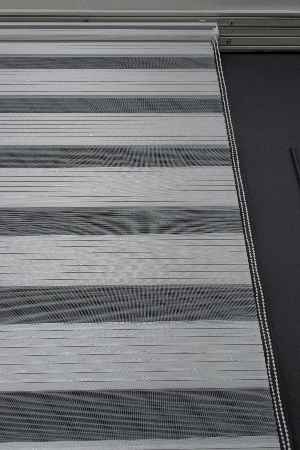 Zebra Perde - Beyaz Gümüş Simli Geniş Pileli Zebra Perde