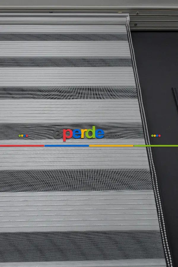 Zebra Perde - Beyaz Gümüş Simli Geniş Pileli Zebra Perde