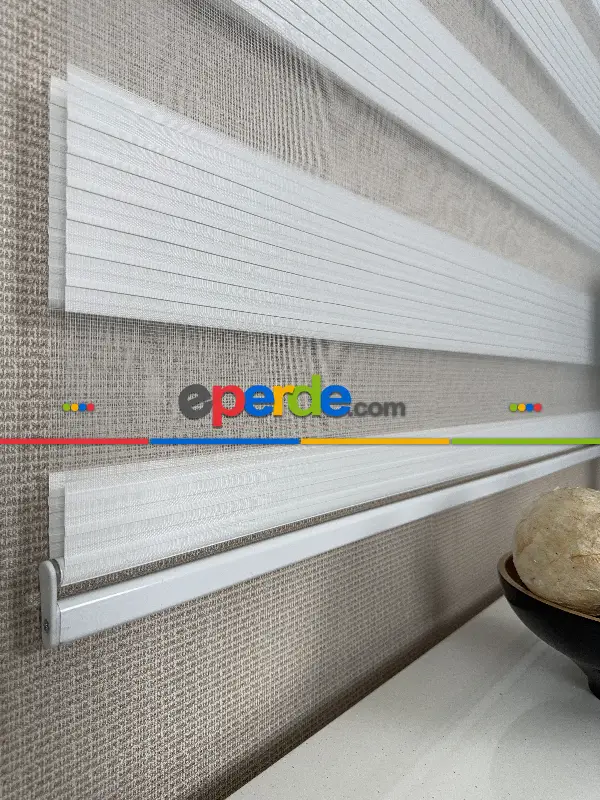 Genç Odası Ekru Pliseli Geniş Zebra Perde, Standart Metal Kasalı Yüksek Kalite Kornişe Kolay Montaj Seçenekli