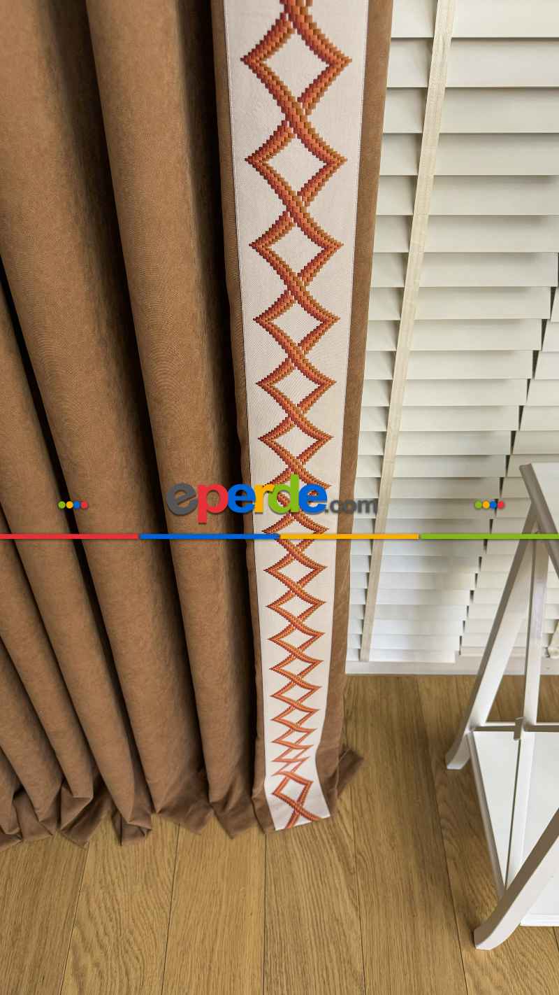 Turuncu Ve Krem Rengi Nakış İşli Fon Perde, Özel Tasarımdır. Nakış İşleme Sonradan Dikilmiştir. Rustik Kornişe Dikiş Seçenekleri Opsiyonel Vardır.