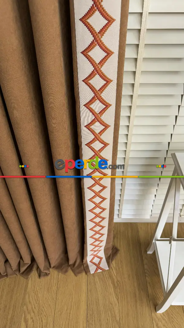 Turuncu Ve Krem Rengi Nakış İşli Fon Perde, Özel Tasarımdır. Nakış İşleme Sonradan Dikilmiştir. Rustik Kornişe Dikiş Seçenekleri Opsiyonel Vardır.