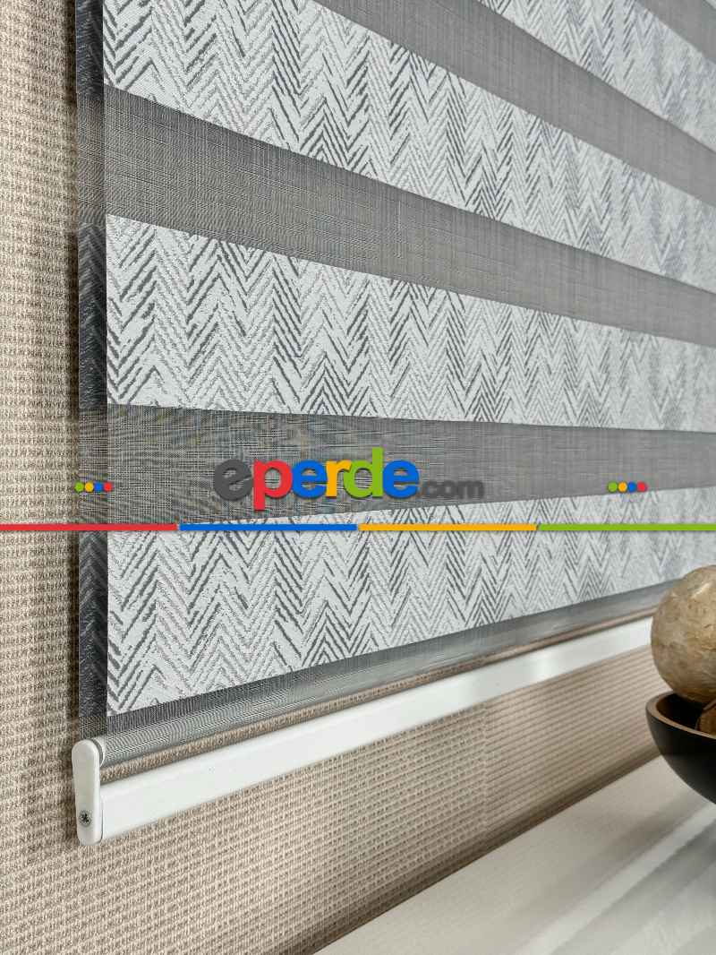 Salon Parlak Gri Geometrik Jakar Dokuma Zebra Perde, Standart Metal Kasalı Yüksek Kalite Kornişe Kolay Montaj Seçenekli