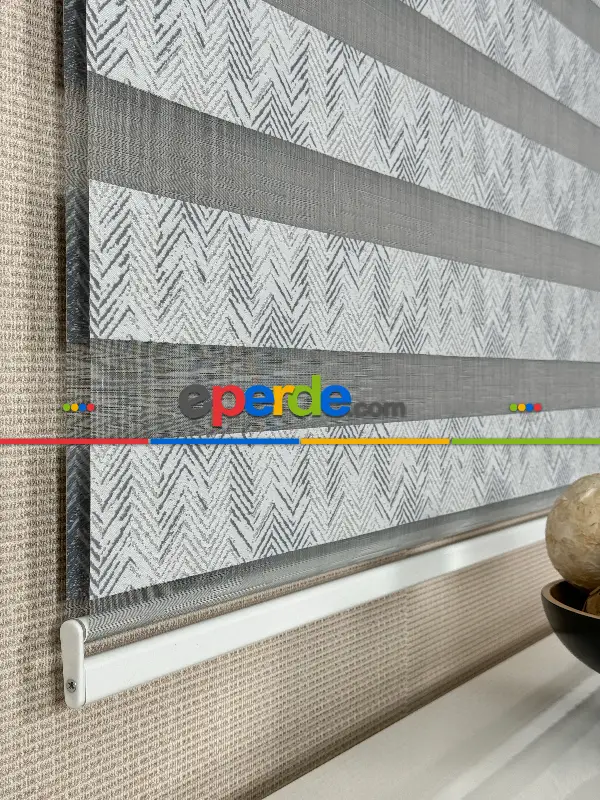 Genç Odası Parlak Gri Geometrik Jakar Dokuma Zebra Perde, Standart Metal Kasalı Yüksek Kalite Kornişe Kolay Montaj Seçenekli