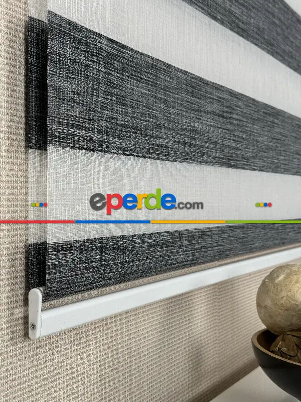 Genç Odası Siyah Jakar Dokuma Zebra Perde, Standart Metal Kasalı Yüksek Kalite Kornişe Kolay Montaj Seçenekli