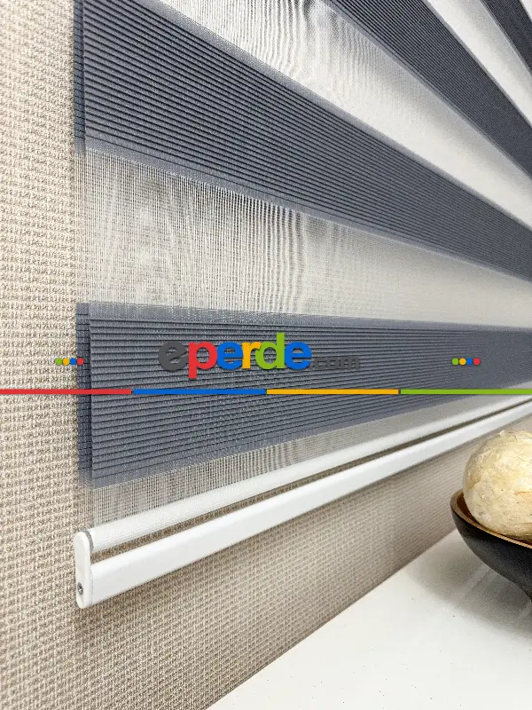 Gri Mikro Sık Pliseli Zebra Perde, Standart Metal Kasalı Yüksek Kalite Kornişe Kolay Montaj Seçenekli