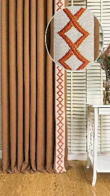 Turuncu Ve Krem Rengi Nakış İşli Fon Perde, Özel Tasarımdır. Nakış İşleme Sonradan Dikilmiştir. Rustik Kornişe Dikiş Seçenekleri Opsiyonel Vardır.