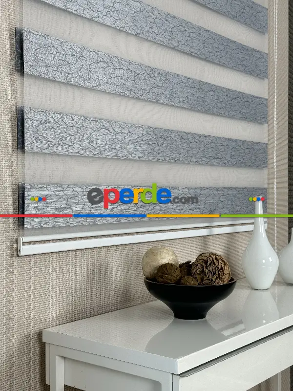 Yatak Odası Gri Jakar Dokuma Zebra Perde, Standart Metal Kasalı Yüksek Kalite Kornişe Kolay Montaj Seçenekli