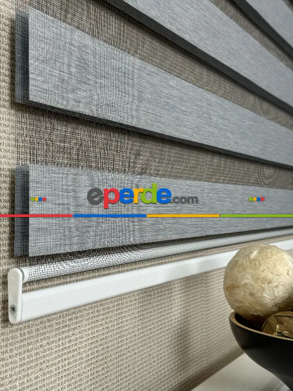 1080tl Yerine - Gri Bambu Zebra Perde, Standart Metal Kasalı - Tül Kısmı Siyah - Kornişe Kolay Montaj Seçenekli