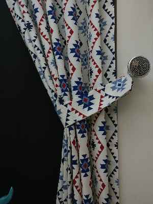 Geometrik Desenli Fon Perde ( Leke Tutmaz )- Siyah-mavi-kırmızı