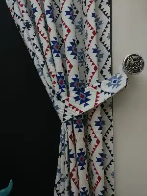 Geometrik Desenli Fon Perde ( Leke Tutmaz )- Siyah-mavi-kırmızı