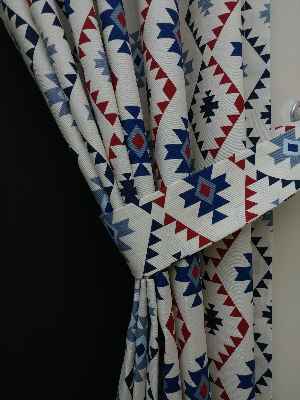 Geometrik Desenli Fon Perde ( Leke Tutmaz )- Siyah-mavi-kırmızı