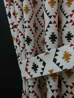 Geometrik Desenli Fon Perde ( Leke Tutmaz )- Siyah-kırmızı-hardal Sarısı