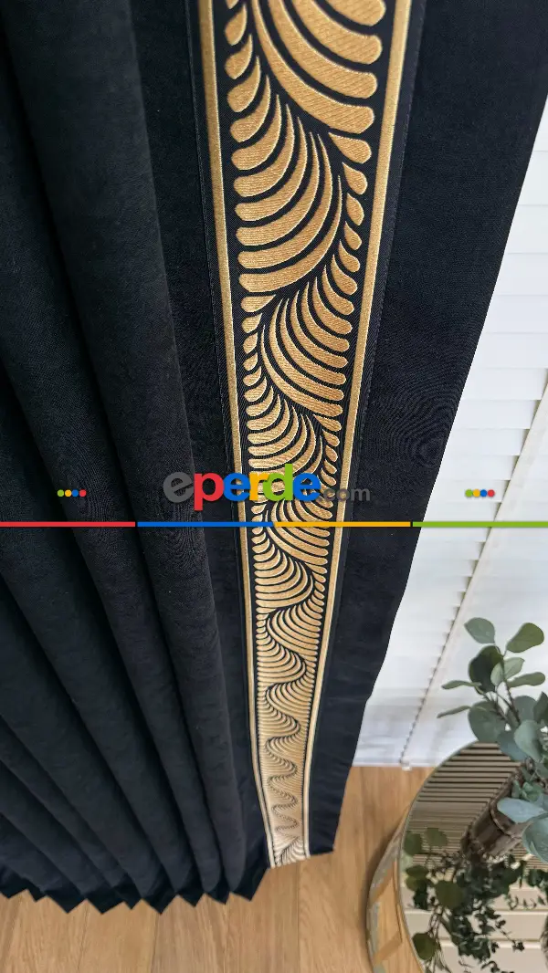 Siyah Altın Fon Perde, Bordürlü Fon Perde, Gold Detaylı Fon Perde, Özel Tasarımdır. Bordür Sonradan Kumaşa Dikildi. Rustik Kornişe Dikiş Seçenekleri Opsiyonel Vardır.