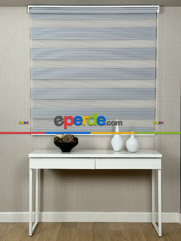 Yatak Odası Gri Pliseli Geniş Zebra Perde, Standart Metal Kasalı Yüksek Kalite Kornişe Kolay Montaj Seçenekli