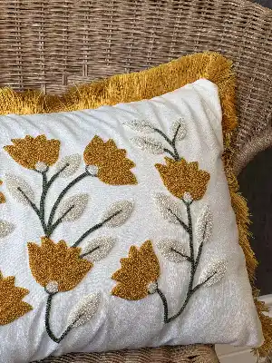 Ekru Turuncu Çiçek Nakışlı Saçaklı Kırlent (iç Dolgusuz)