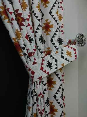 Geometrik Desenli Fon Perde ( Leke Tutmaz )- Siyah-kırmızı-hardal Sarısı