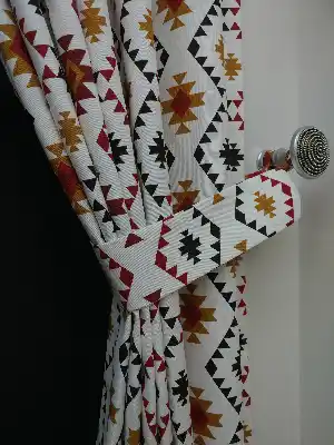 Geometrik Desenli Fon Perde ( Leke Tutmaz )- Siyah-kırmızı-hardal Sarısı