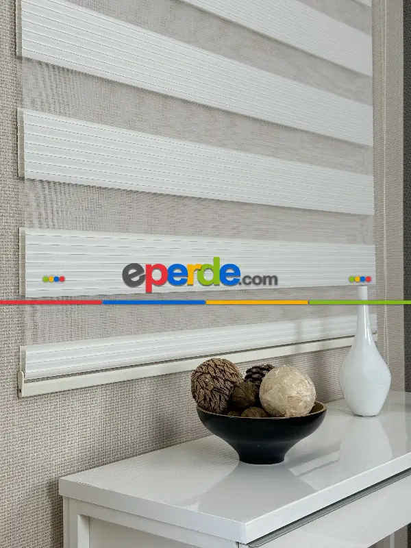 Krem Pliseli Geniş Zebra Perde, Standart Metal Kasalı Yüksek Kalite Kornişe Kolay Montaj Seçenekli