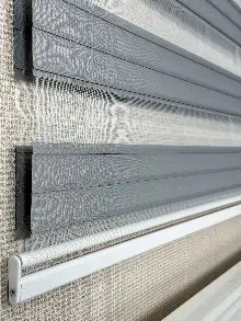 Oturma Odası Gri Pliseli Bambu Zebra Perde, Standart Metal Kasalı Yüksek Kalite Kornişe Kolay Montaj Seçenekli