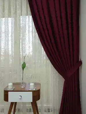 Bordo Rengi Kendinden Desenli Jakar Fon Perde (285 En)- Bordo