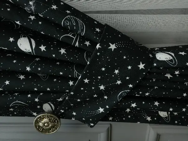 Bebek Odası Fon - Uzay Gezegen Desenli Fon Perde Evm667 Kumaşı Kalındır Duck Bezi Değildir- Siyah