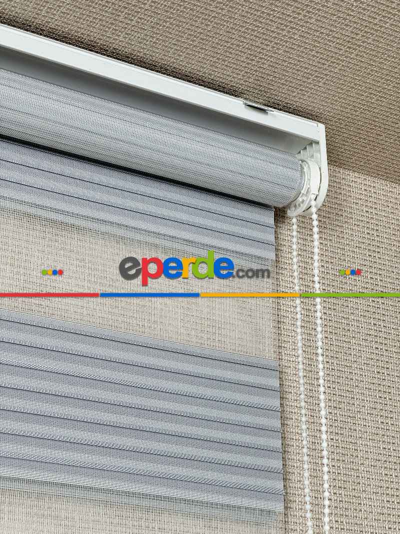 Yatak Odası Gri Pliseli Geniş Zebra Perde, Standart Metal Kasalı Yüksek Kalite Kornişe Kolay Montaj Seçenekli