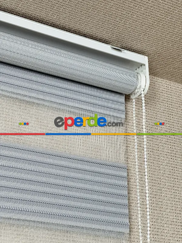 Yatak Odası Gri Pliseli Geniş Zebra Perde, Standart Metal Kasalı Yüksek Kalite Kornişe Kolay Montaj Seçenekli