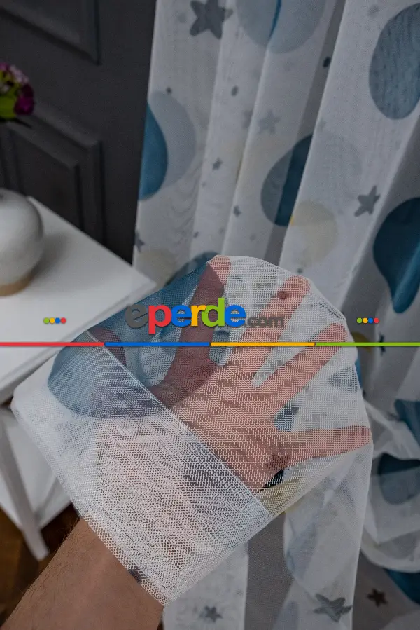 Bebek Odası -  Petek Zemin Gece Mavisi Ve Sarı Renkli Gezegenler Desenli Grek Baskılı Tül Perde