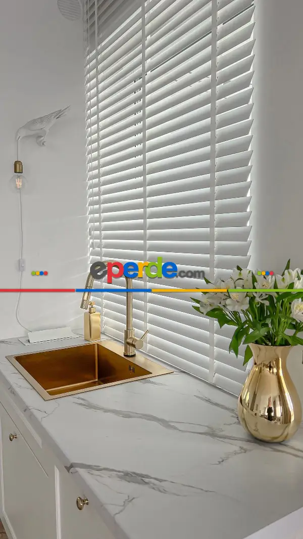 Mutfak 50 Mm Ahşap Görünümlü Kurdela Seçenekli Beyaz Jaluzi Perde - Alev Almaz - Sudan Etkilenmez