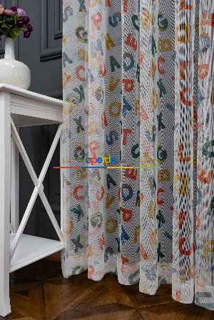 Hazır Ölçülü Petek Zemin Çok Renkli Harfler Desenli Grek Baskılı Tül Perde