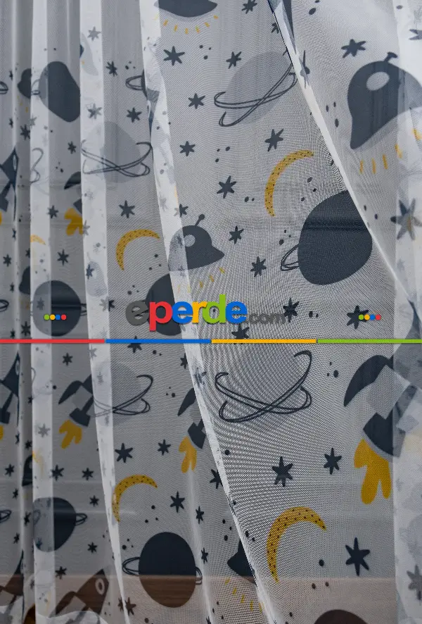 Erkek Çocuk Odası Tül Perde - Petek Zemin Gri Ve Sarı Renkli Gezegenler Desenli Grek Baskılı Tül Perde