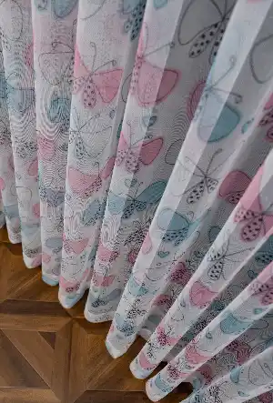 Çocuk Odası - Petek Zemin Açık Pembe Ve Mavi Renkli Kelebek Desenli Grek Baskılı Tül Perde