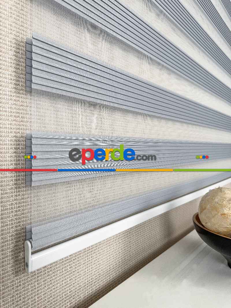 Genç Odası Gri Pliseli Zebra Perde, Standart Metal Kasalı Yüksek Kalite Kornişe Kolay Montaj Seçenekli