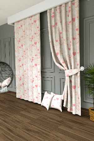 Dökümlü Kumaştan Renkli Kalpler Desenli Baskılı Fon Perde