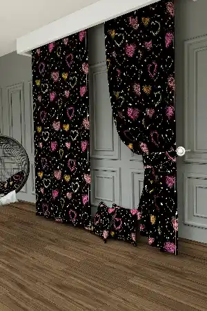 Dökümlü Kumaştan Siyah Pembe Kalp Desenli Baskılı Fon Perde - Dökümlü Ve Yumuşak Ağır Bir Kumaştır