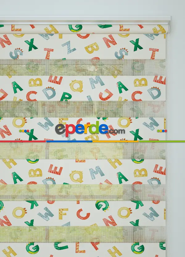 Yeşil Sarı Harf Desenli Baskılı Zebra Perde