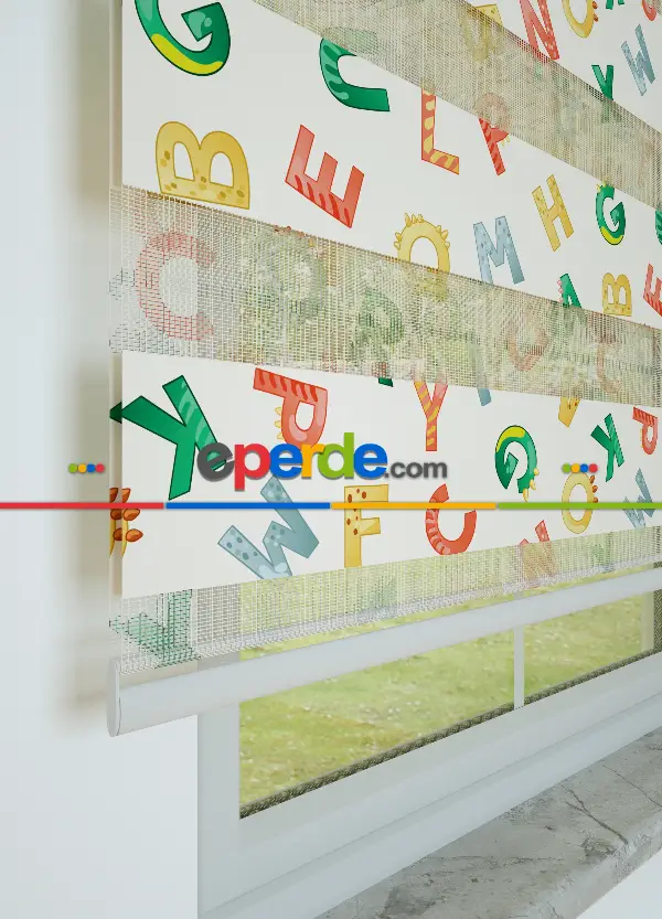 Yeşil Sarı Harf Desenli Baskılı Zebra Perde