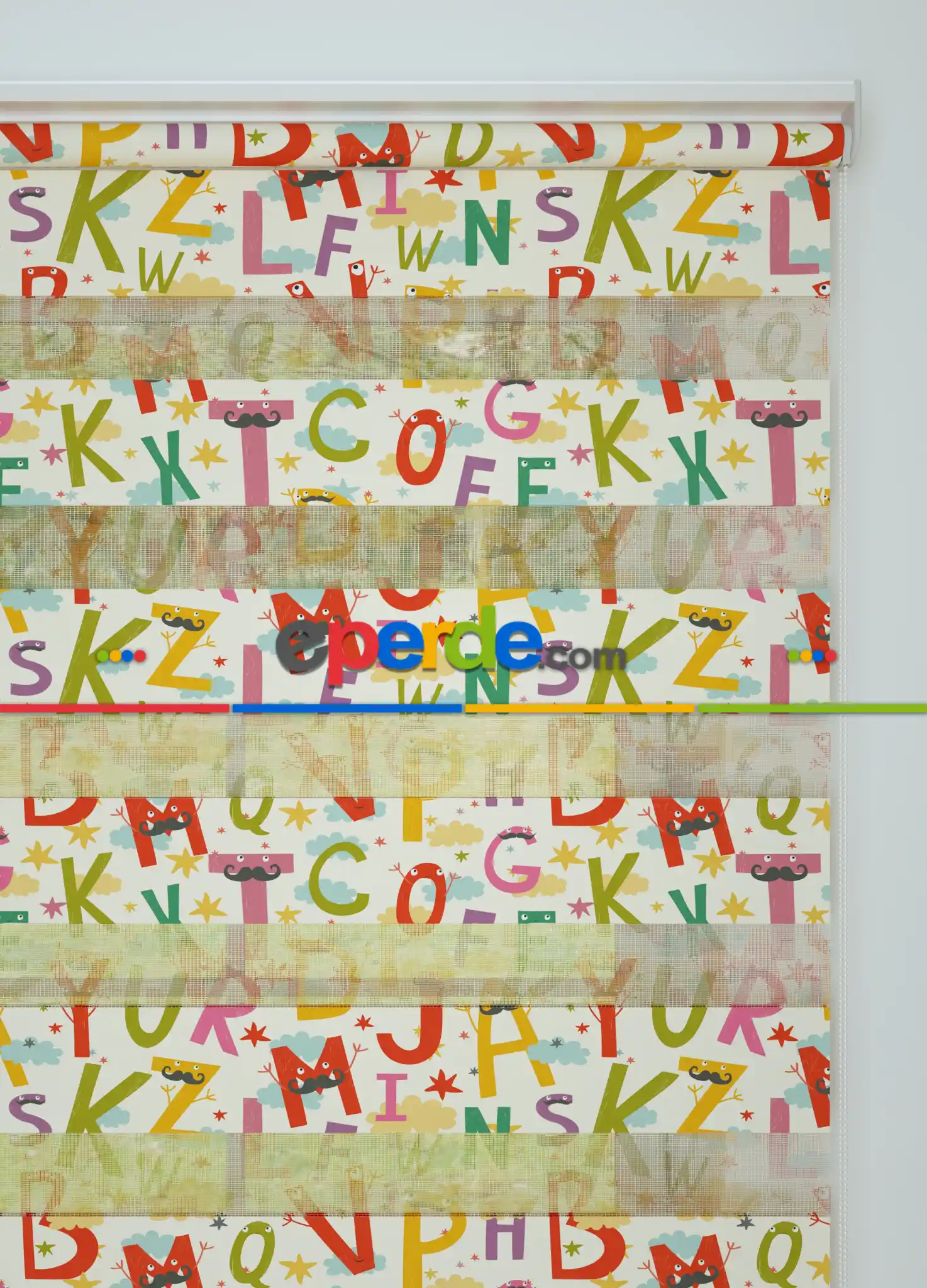 Yeşil Kırmızı Harf Desenli Baskılı Zebra Perde