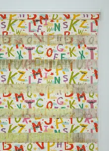 Yeşil Kırmızı Harf Desenli Baskılı Zebra Perde