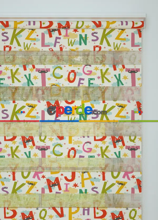 Yeşil Kırmızı Harf Desenli Baskılı Zebra Perde