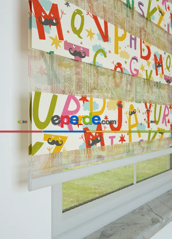 Yeşil Kırmızı Harf Desenli Baskılı Zebra Perde