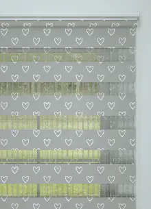 Bebek Odası - Gri Kalp Desenli Baskılı Zebra Perde