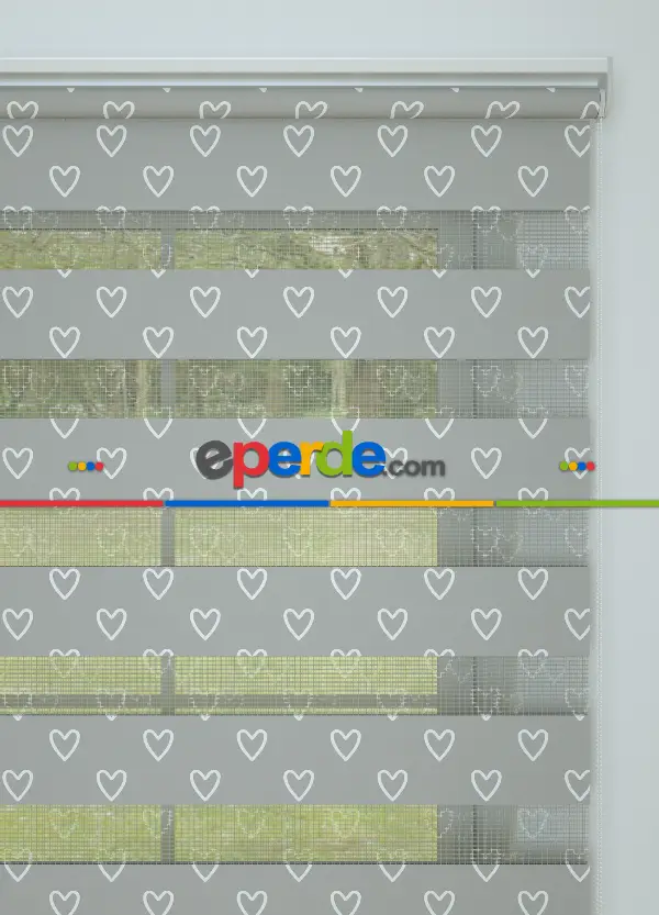 Bebek Odası - Gri Kalp Desenli Baskılı Zebra Perde